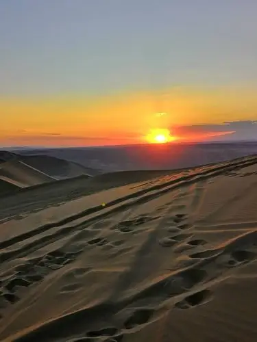 辽阔的沙漠,越到顶之后,恰好赶上夕阳西下的全过程,晚霞映照下的大漠