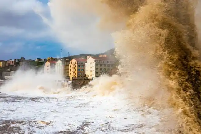 浙江#温岭金沙滩海域掀起近30米的惊涛巨浪#】2021年7月24日上午,受
