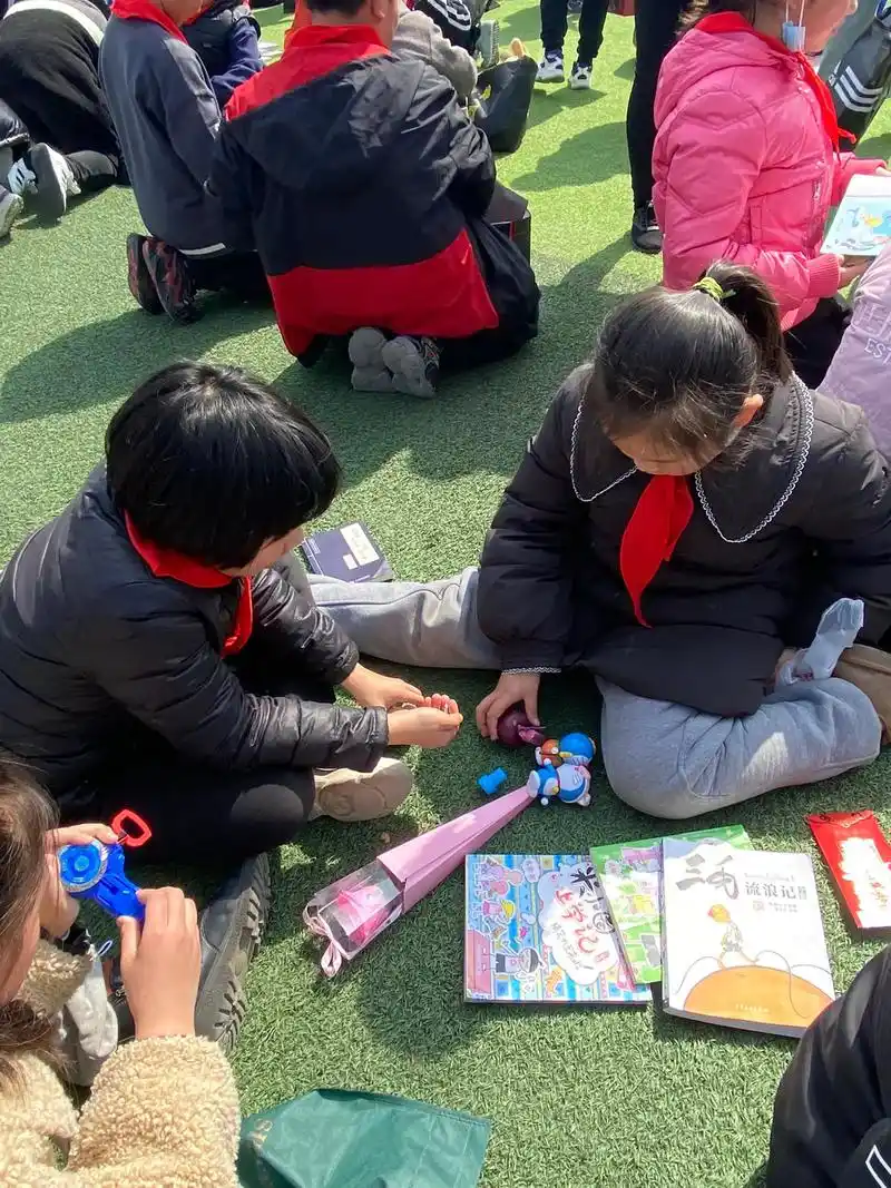 有幸参加了黄河小学的跳蚤活动感受一下孩子们的课外 - 抖音