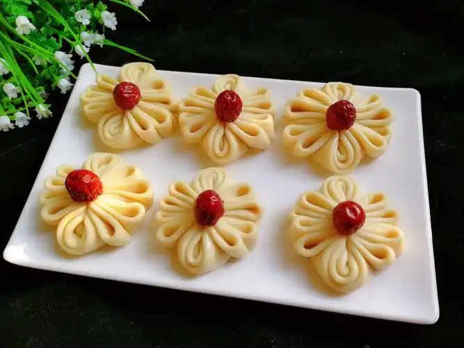 分享一款精致的枣花卷,做法简单快速,蒸出来好看又好吃