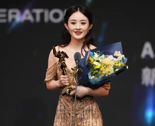 亚洲电影大奖这一夜,赵丽颖尴尬溢出屏幕,穿过季礼服被敷衍对待_腾讯