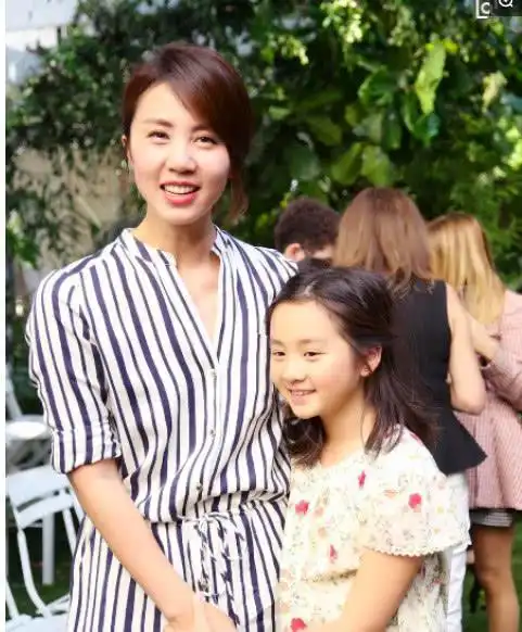 孙莉一家3口半蹲合影黄磊露额头显可爱黄多多戴帽子最优雅