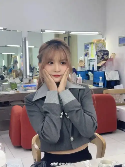 2024lpl##2024lpl夏季赛##英雄联盟#    lpl女解说瞳夕分享化妆间