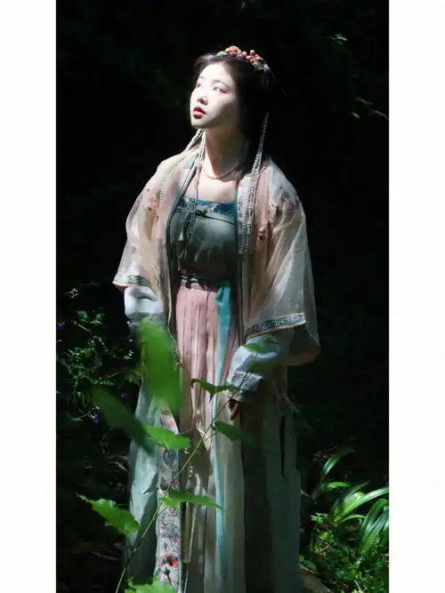 汉服钟灵记晚归舟