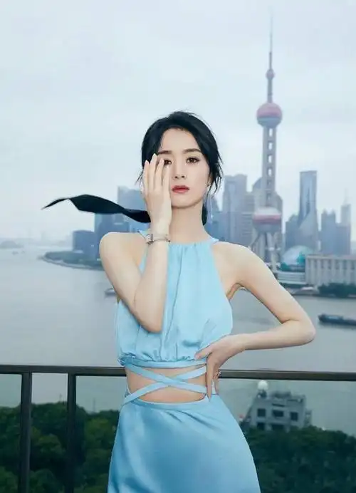 赵丽颖白色连衣裙优雅(h型身材代言人赵丽颖)(10)