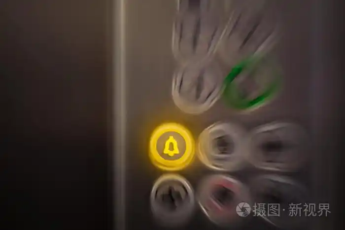 电梯控制板上的报警按钮紧急的概念