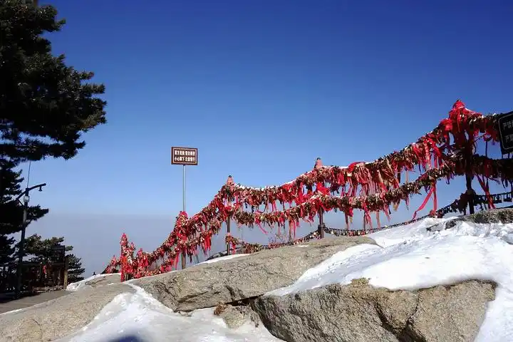 东峰观日台,一般夜爬华山的游客都是至此观看第二天的日出的.