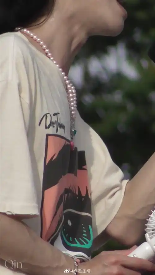 呃呃呃他的喉结是粉的0101.#华晨宇美貌bot