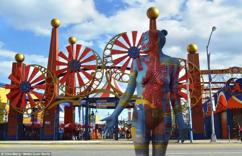 美裸模通过化妆技巧和摄影术隐身城市街景中