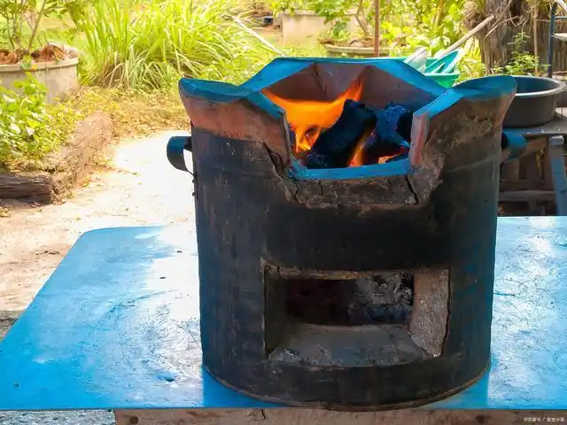 视频中的这个手工自制柴火炉没有鼓风机,也没有其他操作,其火焰也冲上