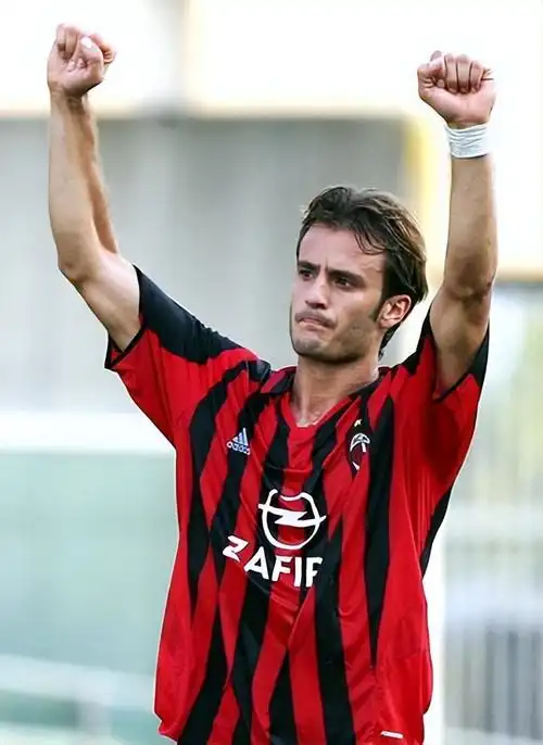 ac米兰队史今天:2005年马队打破意甲1记录 舍瓦卡卡经典拥抱庆祝|卡卡