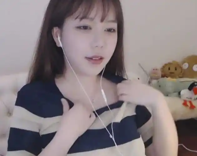 刘飞儿直播,当看到拉下衣服的那一刻,粉丝瞬间控制不住了!