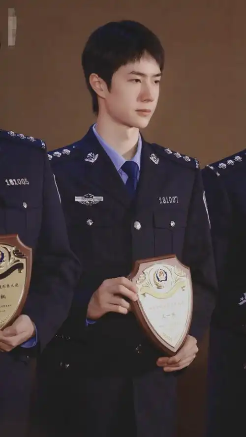 王一博穿警服出席活动,一举一动都像真的警官,满满的正能量_样子_感觉