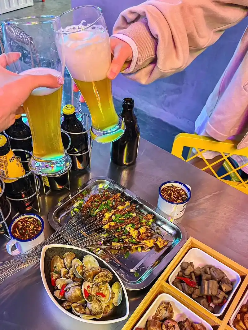 没有人能拒绝99的烧烤配啤酒!#深夜一起撸串哈啤酒 - 抖音