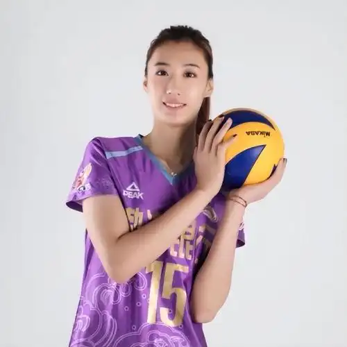 (王媛媛)王育平一边帮女儿按摩伤腿,一边继续开导:伤病每个运动员都不