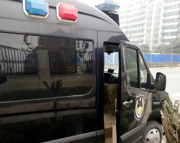 合肥南屏路上3辆废旧警车停放月余 交警:警车已拍卖属于民用车