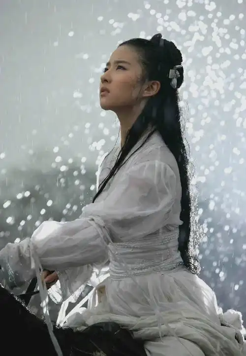 刘亦菲小龙女白衣舞剑旧照