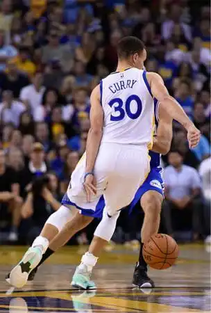 背后运球【定义】