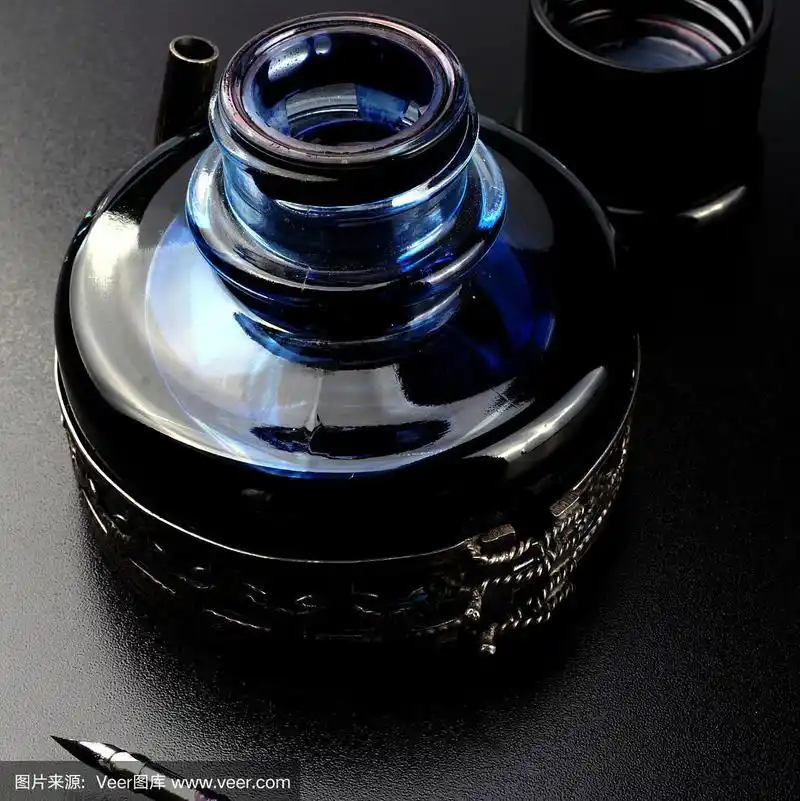 工作室拍摄的蓝色墨水瓶