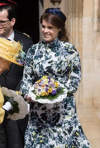 尤金妮公主胖一圈!穿碎花裙兜不住身材,腰围竟然和臀围一般大小