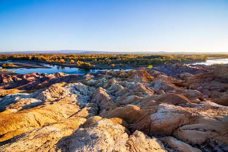 白沙湖景区白沙湖景区位于阿勒泰地区哈巴河县县城西北60公里处,这是
