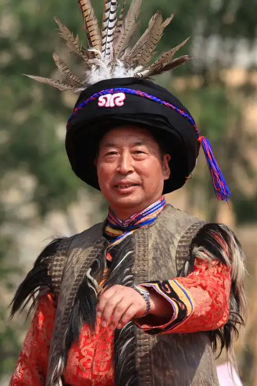 阳光下的羌族服饰