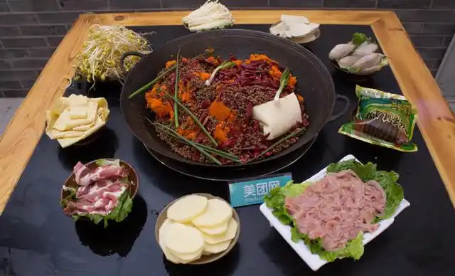 绿色,健康,无添加的绿色老火锅.