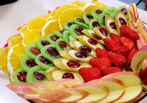 过年亲戚朋友聚会,上份这样的水果拼盘,肯定倍有面,上桌就抢光_火龙果
