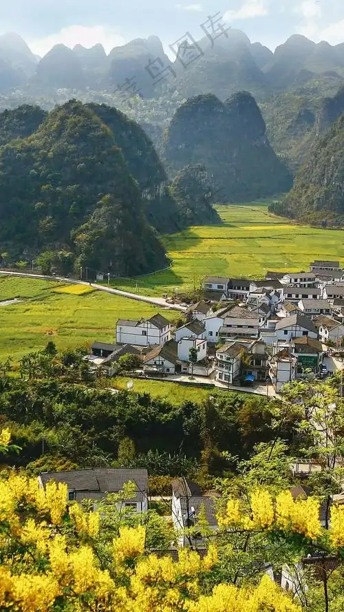 环山峻岭下的村庄高清摄影图片