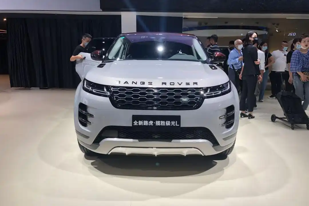 2021成都车展 | 轴距加长160mm 个性又实用 新一代路虎极光l实拍