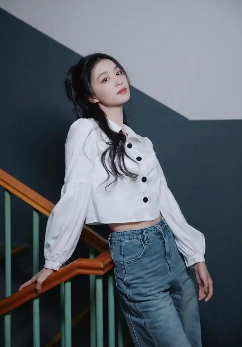 新生代当红小花王楚然气质动人,衬衫牛仔裤显得腿长,白色吊带长裙露