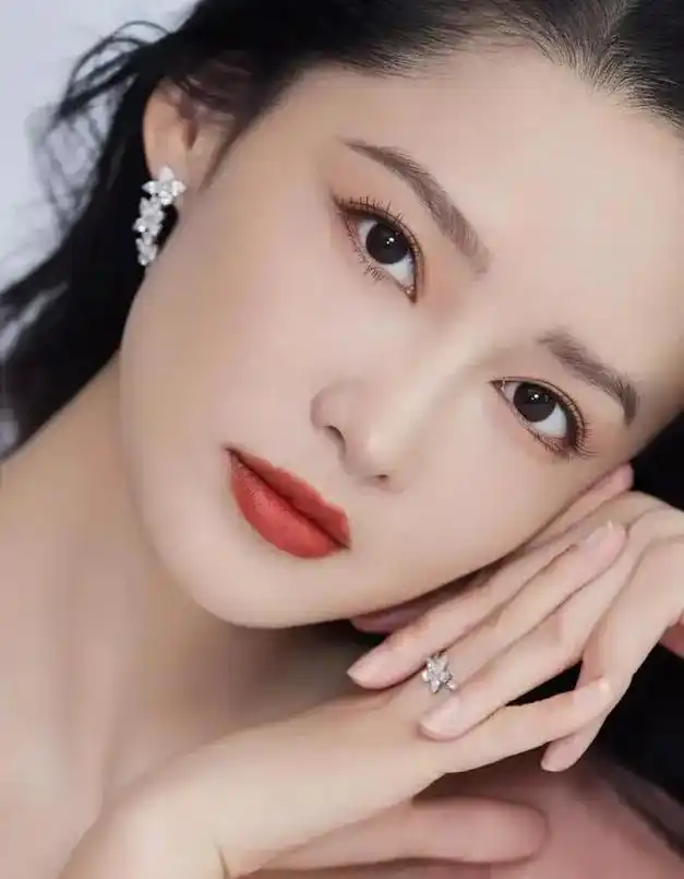 李沁.从李沁的命格来说,流连(月)白虎(日),白虎在日的人, - 抖音