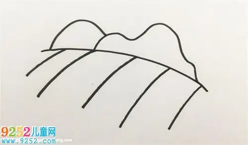 3,然后在农田上画出一颗颗整齐排列的庄稼小苗,再在山顶上方画出云朵.