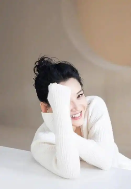 许晴春日随拍笑容灿烂温柔迷人