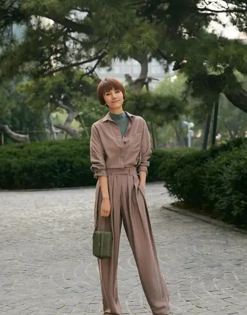 原创42岁袁泉真是穿搭典范纯色套装裙气质出众连体裤低调更迷人