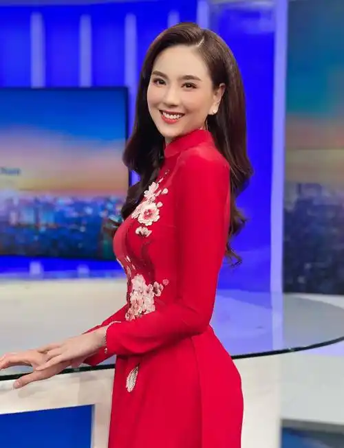 她被誉为"vtv最佳主持人",身高1米72,32岁依然迷人 1