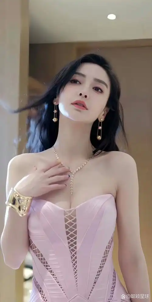 杨颖粉色深v礼服太性感了!