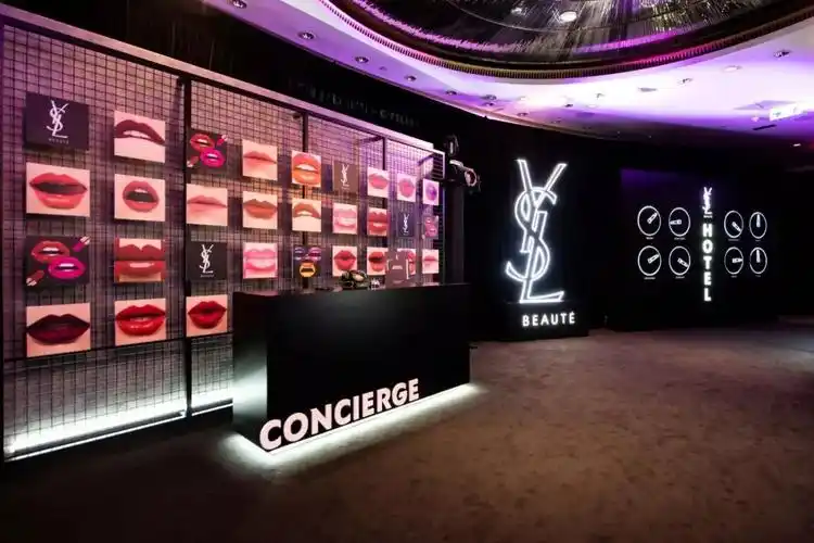 ysl 开了家时尚快闪酒店,一边开房一边试用最新款口红!