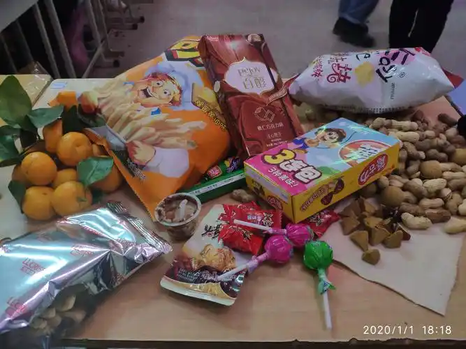 各式各样的零食饮料便被分发下来,摆满桌子