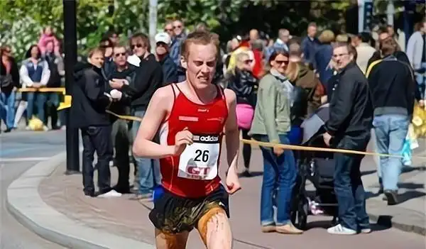 实在憋不住了美国美女跑马拉松边跑边拉排便后状态火热拿大奖