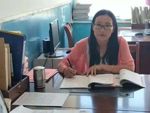 欧建萍:女,汉族,中共党员,40岁,西宁市湟源县城关第三小学一级教师.