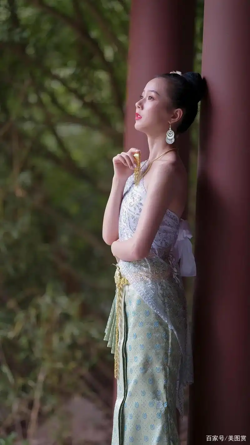 性感迷人傣族美女人像摄影欣赏