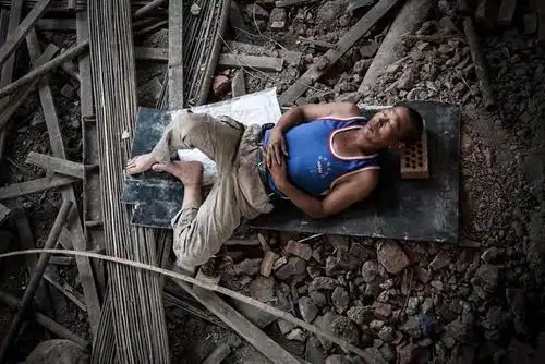 三伏天工地午休的农民工网友看着好心酸