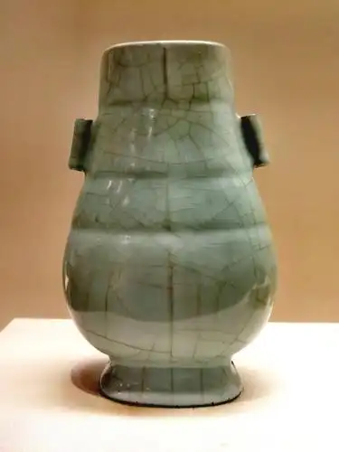 看见文物登峰造极的制作工艺与审美蕴含南宋官窑青瓷贯耳瓶