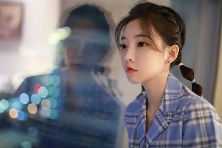 在当晚的签售会活动中,冯提莫一身"学院风"装扮可爱