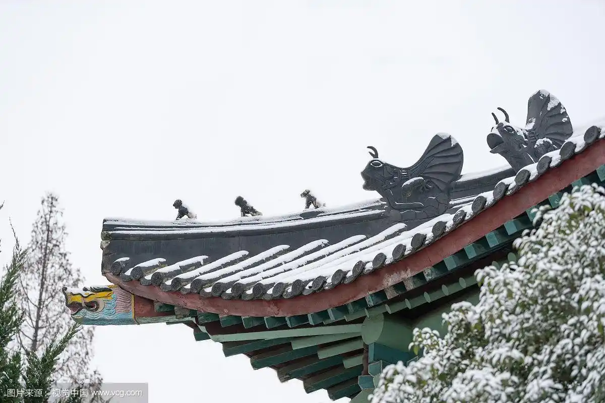 积满雪的古代房檐