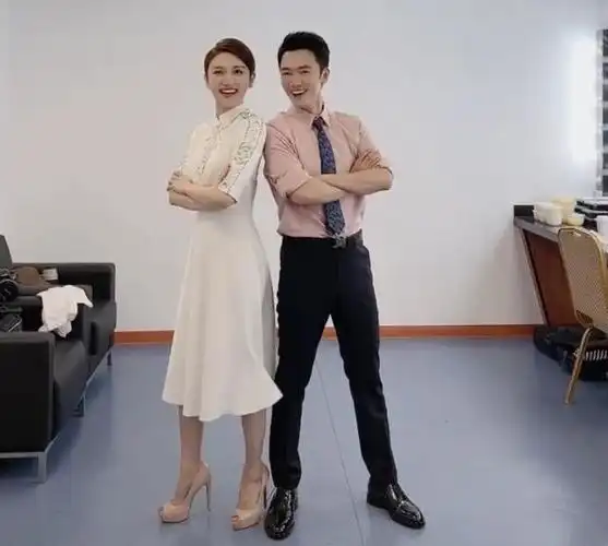 小董卿龙洋近照显胖,被张韬搂怀中亲密对视,惹粉丝吃醋忙澄清