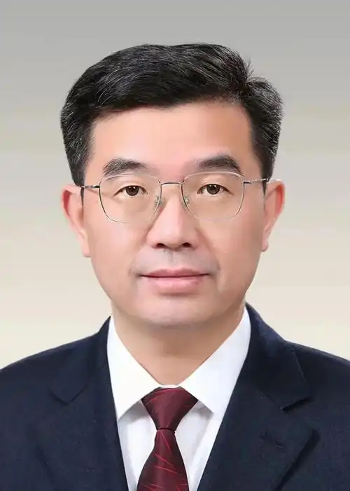 7月参加工作,2000年12月加入中国农工民主党,现任普陀区卫健委副主任