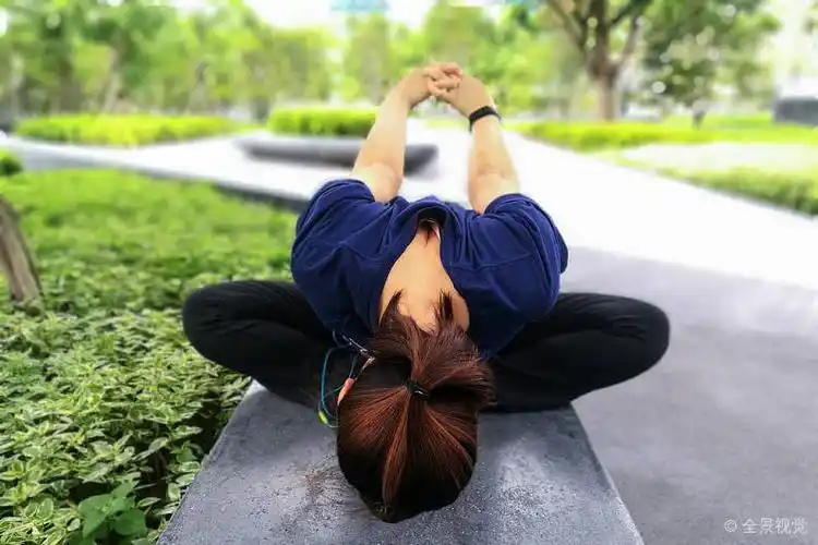 瑜珈_女人_表演_手臂_背影_伸懒腰_训练_绿色公园_花园_背景_图片大全