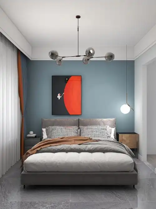 卧室床头背景用了深蓝色乳胶漆搭配皮质床头和橘色挂画,一盏吊灯是